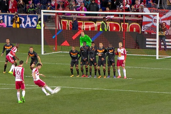 Quy trình thực hiện đá phạt và thời điểm bóng vào cuộc