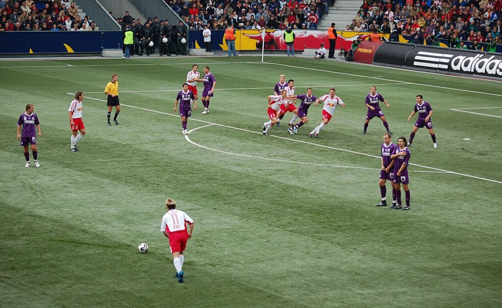 Phân tích luật bóng sống trong các tình huống đá phạt trực tiếp